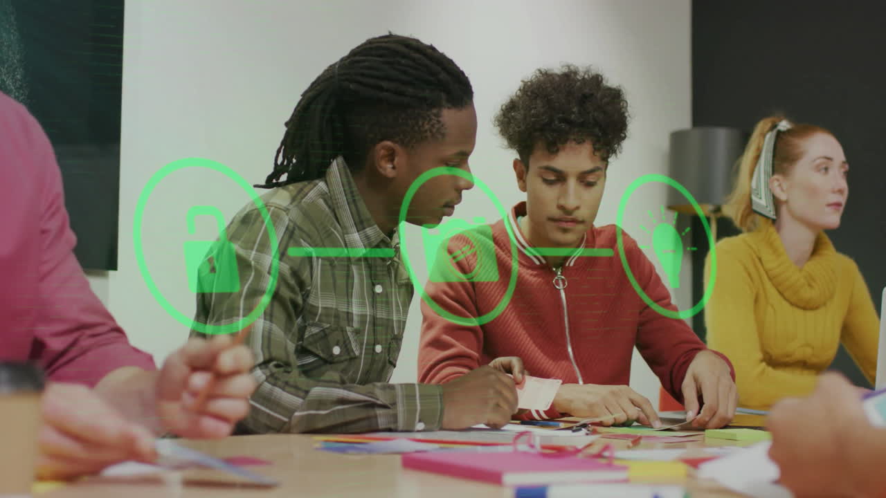 animación de iconos de los medios sobre diversas personas de negocios discutiendo el trabajo