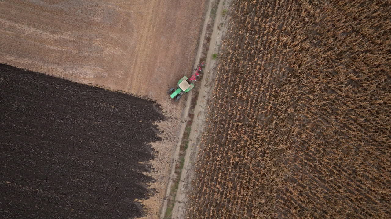 Veduta aerea del campo di aratura dei trattori