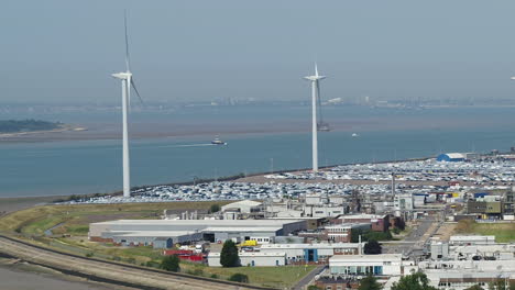 cosecha hd de turbinas eólicas e infraestructura en sheerness docks, en la isla de sheppey, kent, reino unido.