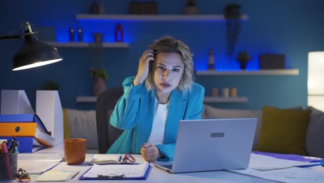 Mujer-Trabajadora-De-Oficina-En-Casa-Mirando-La-Cámara-Curiosa-Y-Confundida.