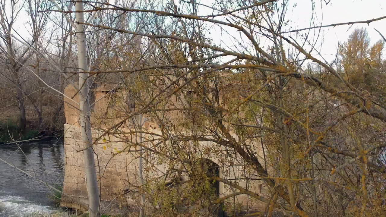 오래되고 버려진 물 방앗간