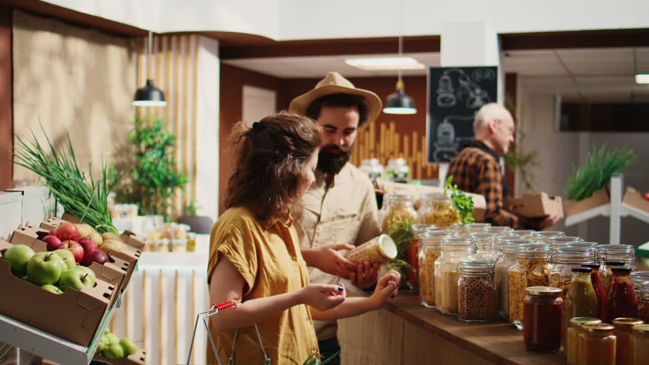 부부는 바이오 가게에서 창고 스테이플을 구입합니다.