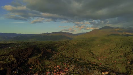 imágenes cinematográficas de drones aéreos de 4k volando en las montañas durante la puesta del sol