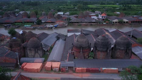 Vista-Aérea-De-Hornos-De-Ladrillos-Y-Canal-En-Vinh-Long-En-El-Delta-Del-Mekong,-Vietnam