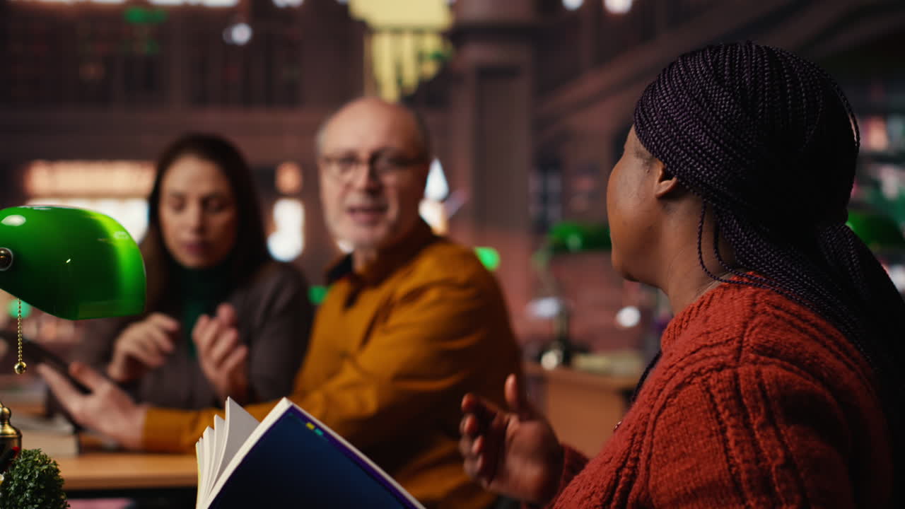 personas que estudian en una biblioteca