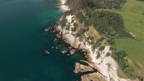 Drone-Volando-Sobre-Acantilados-Rocosos-De-Piedra-Caliza-De-Cray-Fish-Bay