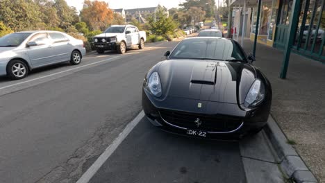 coches de lujo estacionados en una calle de melbourne