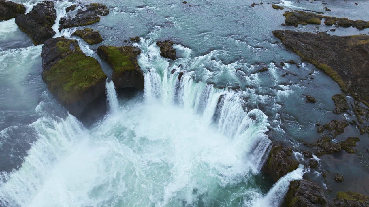 vista aérea de la majestuosa cascada de godafoss en el norte de islandia - toma de un avión no tripulado