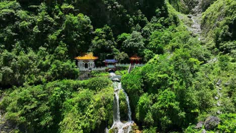 Vuelo-Aéreo-Hacia-El-Templo-Y-La-Cascada-En-La-Colina-En-El-Parque-Nacional-Taroko-De-Taiwán,-Asia