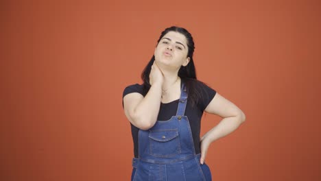 la mujer que suspira y se hincha de aburrimiento.