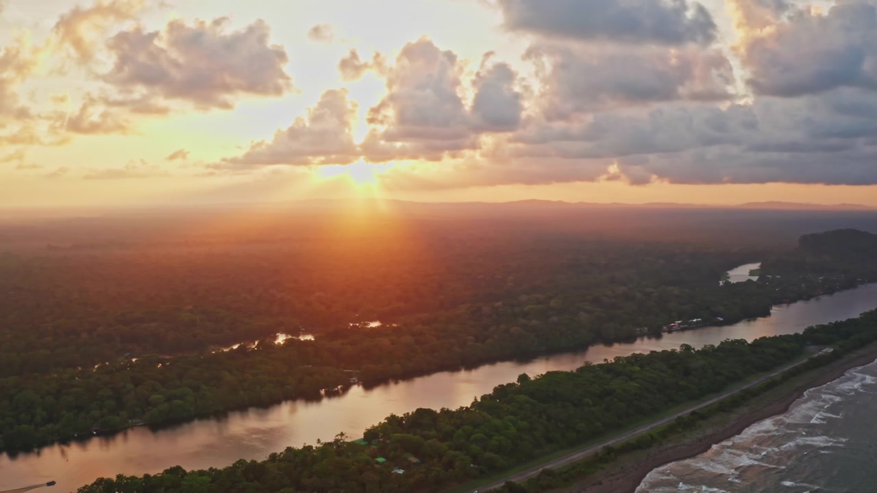 Vista aérea de drone sobre o Parque Nacional Tortuguero ao pôr do sol na Costa Rica. Hora dourada, cores quentes. Vista dos Canais do Rio e da majestosa Floresta Tropical, lar da biodiversidade e vida selvagem.