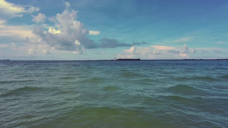 barco saliendo del golfo de méxico desde la bahía de tampa