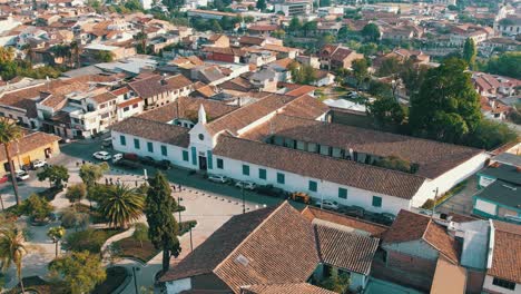 parque san sebastián y museo de arte moderno, cuenca, ecuador: plaza histórica, verde vibrante y punto de referencia cultural. perfecto para la arquitectura, el arte y las imágenes temáticas de viajes.