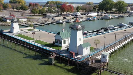 vista aérea de la bahía verde del puerto de wisconsin faros en la marina