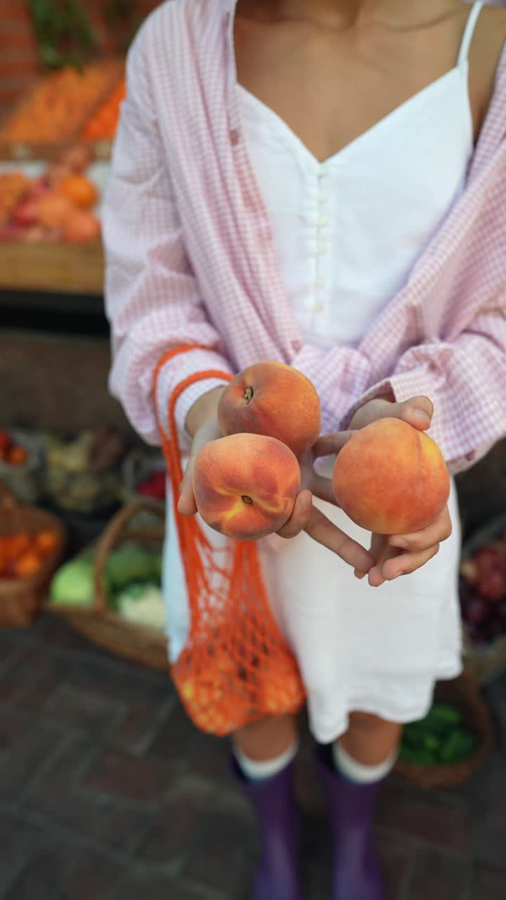 농부 의 시장 에서 복아 를 들고 있는 여자