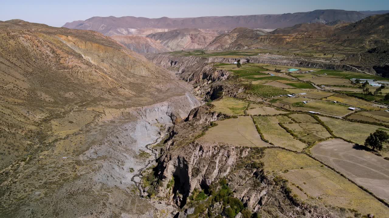 vista aérea en el altiplano, noche soleada, putre, chile - al revés, toma de avión no tripulado