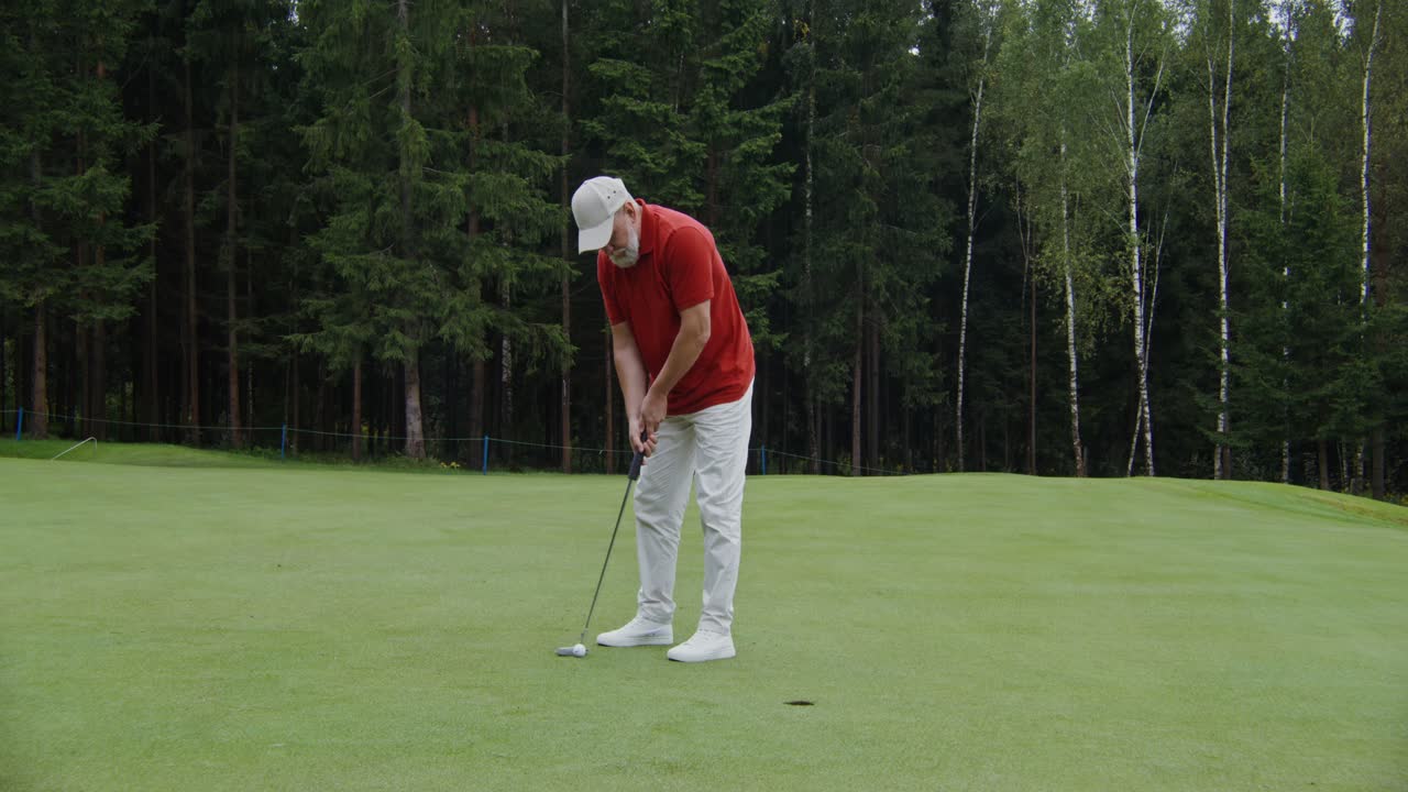 골프 를 치는 사람