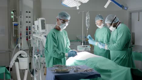 varios cirujanos serios con máscaras faciales preparando la cirugía en la sala de operaciones en cámara lenta