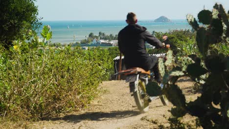 Paseos-En-Motocicleta-Por-Caminos-De-Tierra-Hacia-Mi-Hoa-Meca-Del-Kitesurf-Cerca-De-Phan-Sonó-Vietnam