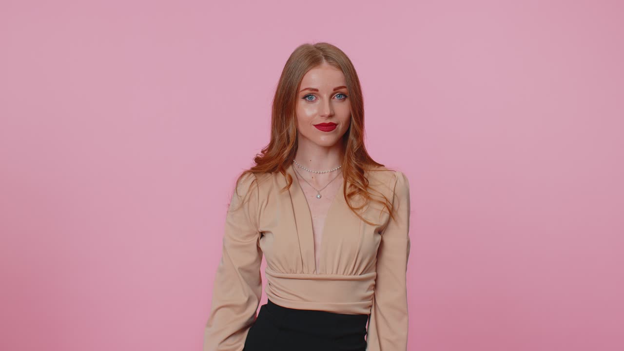 Ragazza d'affari che gioca a un gioco infantile, che si sente al sicuro, che fa le mani, che fa il tetto sopra la testa.