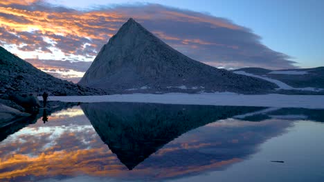 Un-Fotógrafo-De-La-Naturaleza-Trabaja-Solo-En-La-Sierra-Alta-3