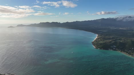 60-fps-Zeitlupenschwenken-Von-Drohnenaufnahmen-Aus-Der-Luft-Von-Oahu-Hawaii-Auf-Der-Ostseite-Der-Luvseite-Von-Waimanalo-Bis-Kailua-Mittags-Mit-Wunderschönem-Blauem-Ozean-Und-Bergen-Und-Nebel-Am-Wasser-In-Der-Nachbarschaft