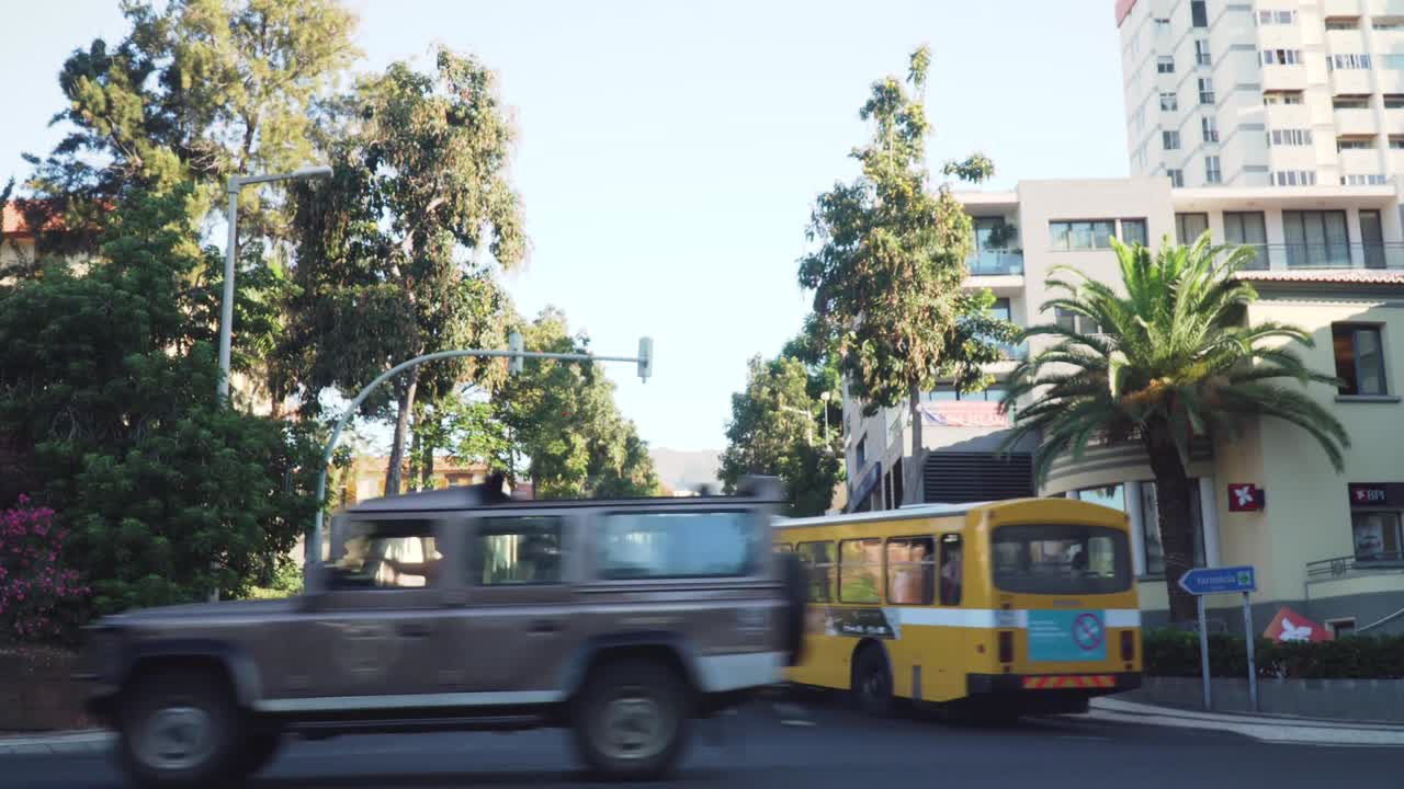 escena callejera de la ciudad con vehículos