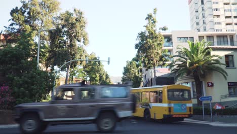 escena callejera de la ciudad con vehículos
