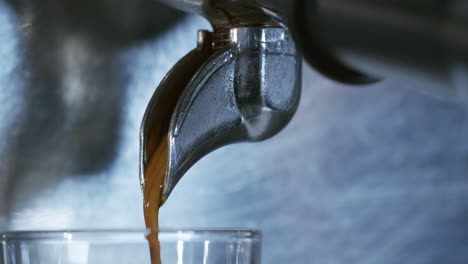 el café sale de una máquina de café en un vaso