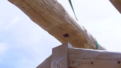 detalle de la construcción de la cabaña de madera