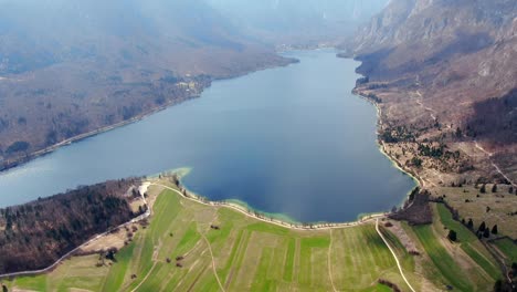 Fascinante-Vista-Aérea-Del-Lago-Bohinj-En-El-Corazón-Del-Parque-Nacional-Triglav,-Abrazado-Por-Los-Alpes-Julianos-En-Una-Naturaleza-Pacífica-Y-Prístina