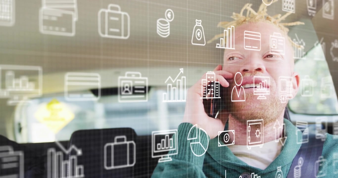 Mand besvarer opkald, mens han diskuterer økonomi i telefonen i et køretøj, med hvide diagrammer overlejret i forgrunden.