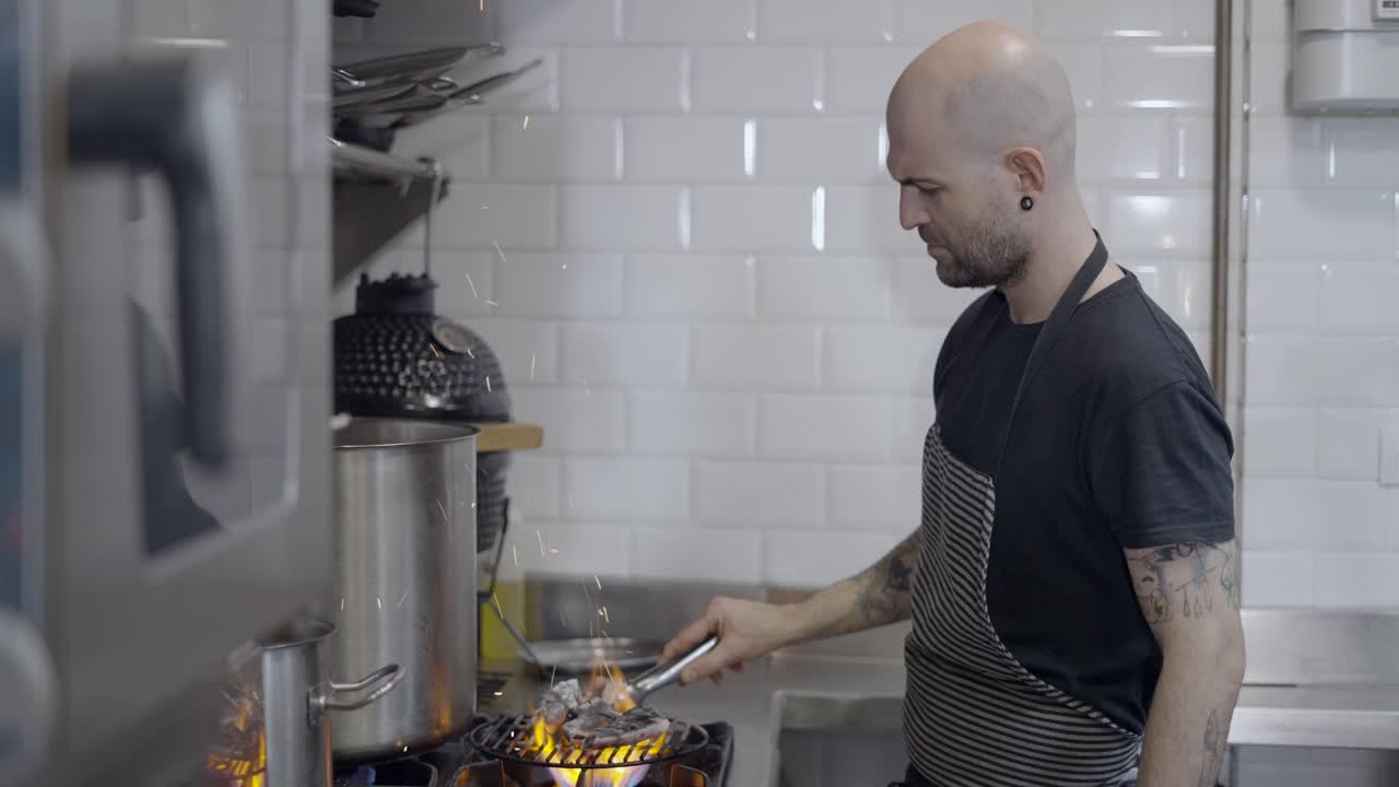 chef cocinando en la cocina de un restaurante