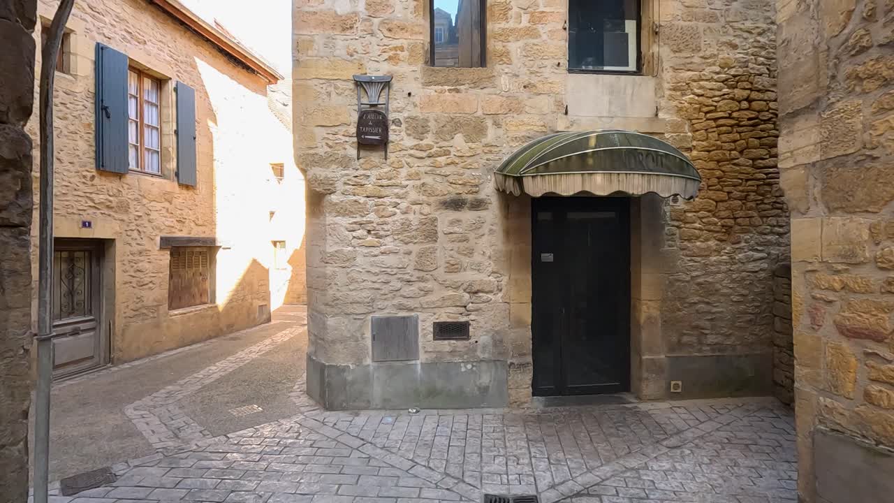 los encantadores callejones de piedra en sarlat-la-canéda, francia