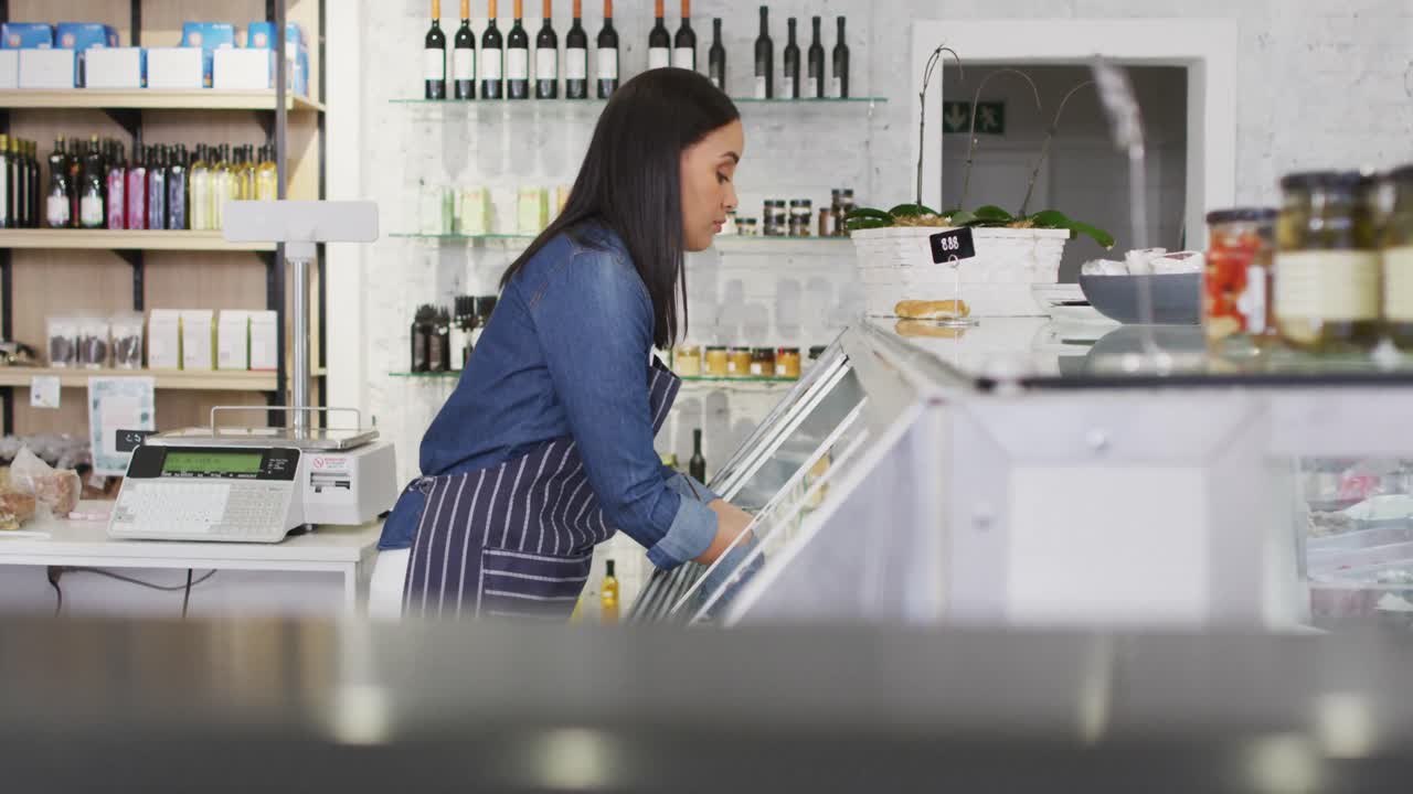 Animación de mesera birracial tomando comida del refrigerador.