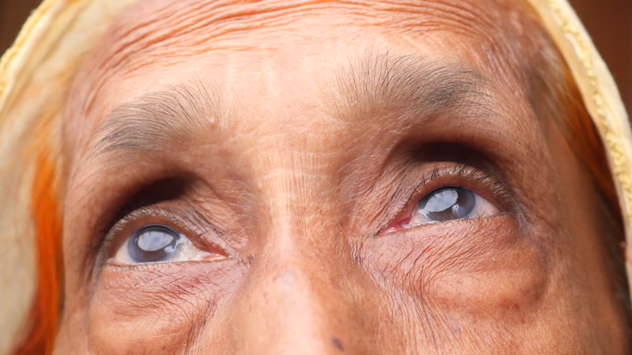 primer plano de la cara y los ojos de una anciana