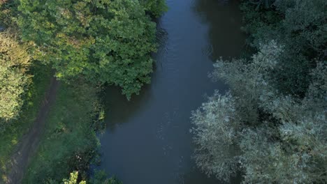 Vista-Aérea-Del-Río-Thet-En-Alto-Nivel-Durante-La-Primavera-En-Norfolk,-Inglaterra