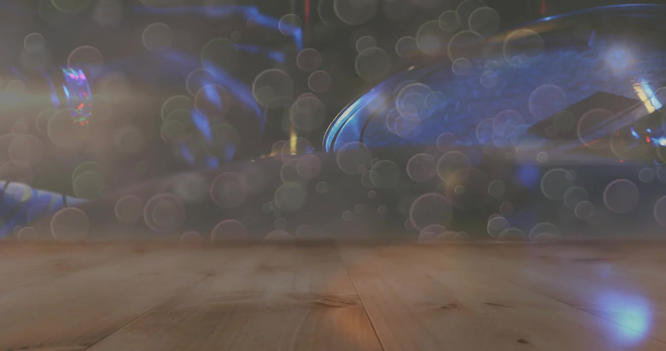 Kamera rejestrująca drewniany blat barowy z pulsującymi światłami bokeh, tworzącymi ciepłą, klubową atmosferę.