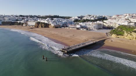 Der-Goldene-Sandstrand-Und-Die-Malerische-Seebrücke-Von-Albufeira,-Algarve,-Portugal-–-Luftaufnahme