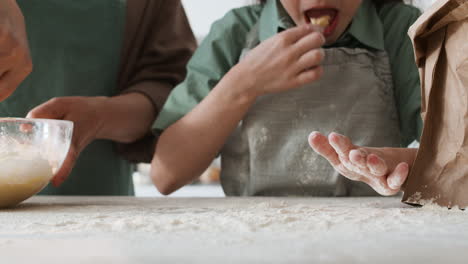 la abuela y la niña horneando