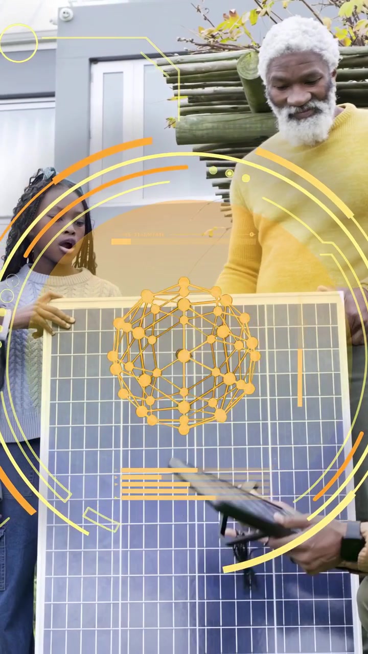 Video verticale: Tecnico inginocchiato che tocca un modulo, mentre insegna a una famiglia come cablare un pannello solare, con un HUD che mostra la potenza.
