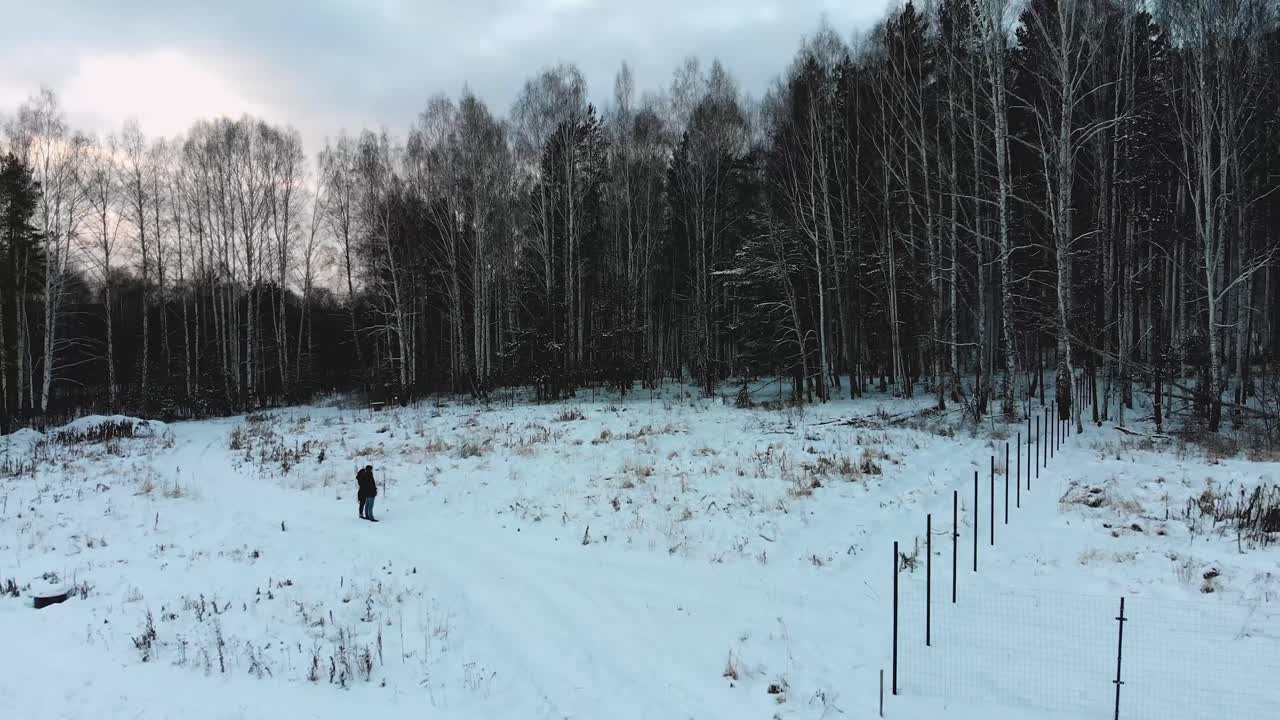 escena del bosque nevado con persona