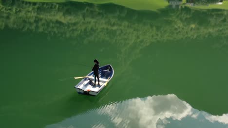 la mujer en el barco atrapa un pez en el giro en noruega.