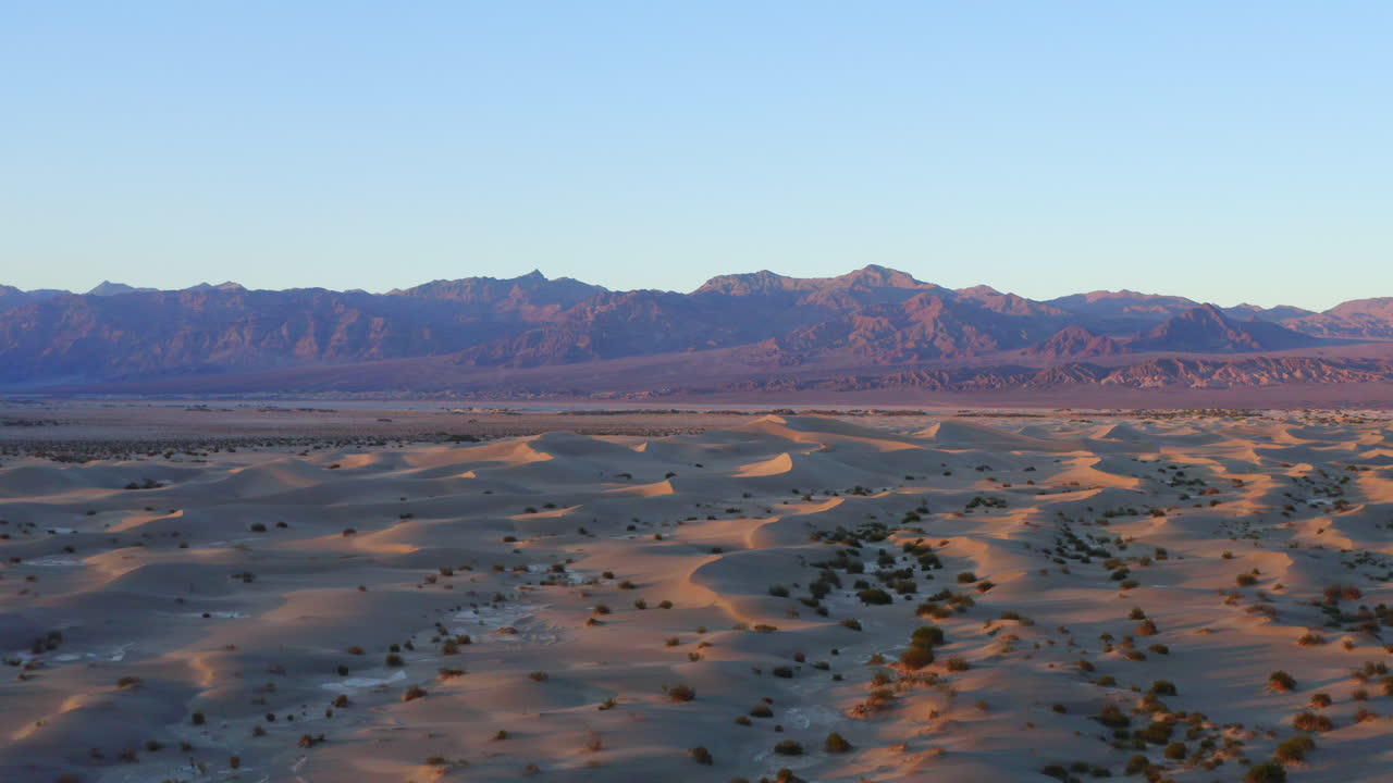 백그라운드에서 산들과 물결 모양의 모래 언덕