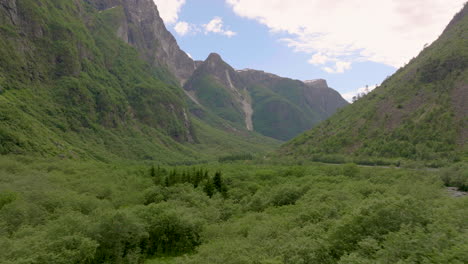 Luftdrohne-Des-Gudvangen-tals,-Die-Entlang-Der-Malerischen-Grünen-Landschaft-Der-Wikinger-Fliegt-Norwegen-Touristenziel