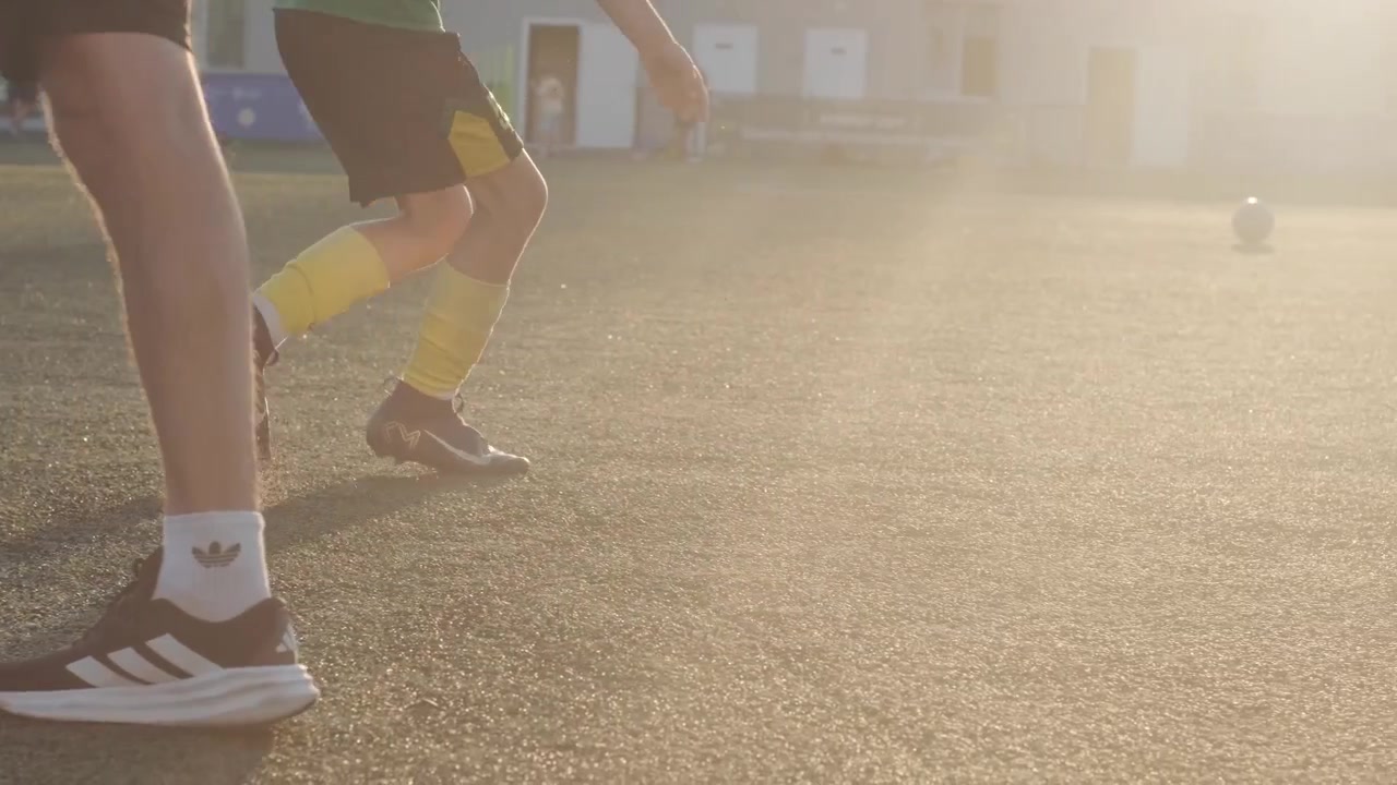 Unge fotballspillere øver på dribling og pasninger på bane