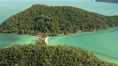 Imágenes-Aéreas-De-Gran-Angular-De-Las-Islas-Tailandesas-Con-Playa-De-Arena-Blanca-Y-Barra-De-Arena