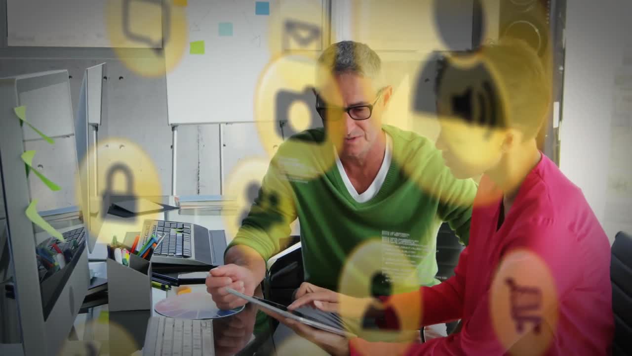 animación de iconos digitales sobre una mujer de negocios que usa una tableta