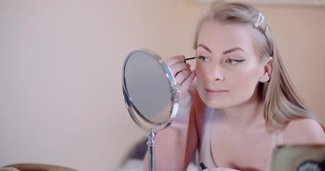 mujer haciendo maquillaje mujer belleza concepto 6