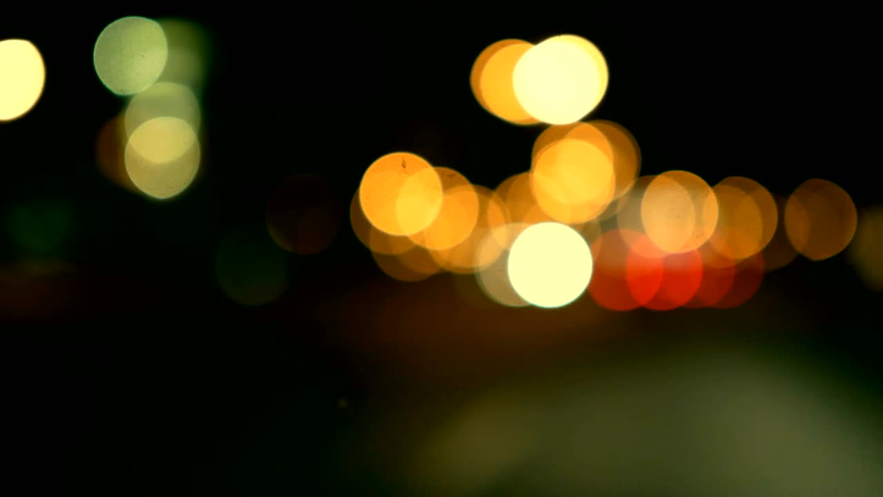 conducir un coche a través de la carretera de la noche, la autopista. luces desenfocadas calle de los ángeles resumen. ciudad fondo borroso. movimientos círculos bokeh de tráfico nocturno.